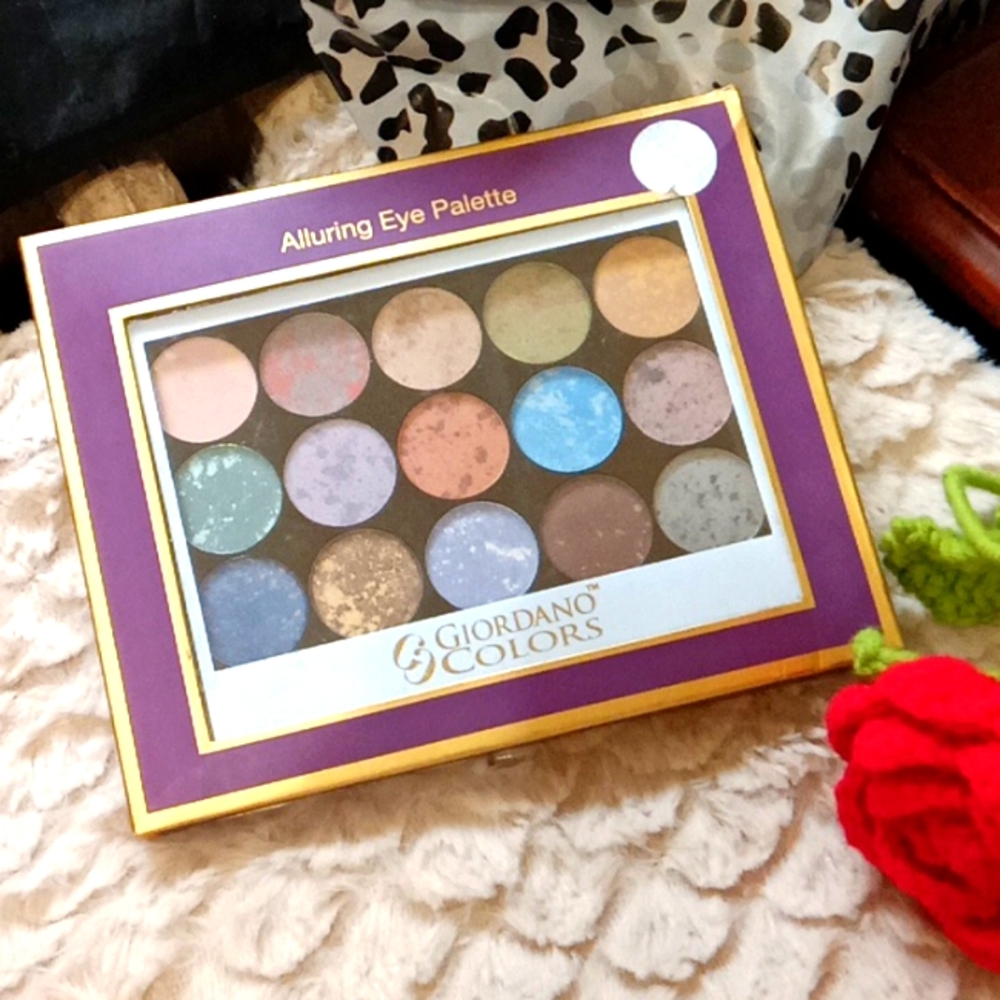 NWT Alluring Eye Palette